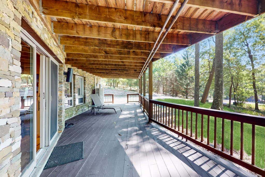 Rustic 5BR Home - HOT TUB & FIREPLACE - McHenry