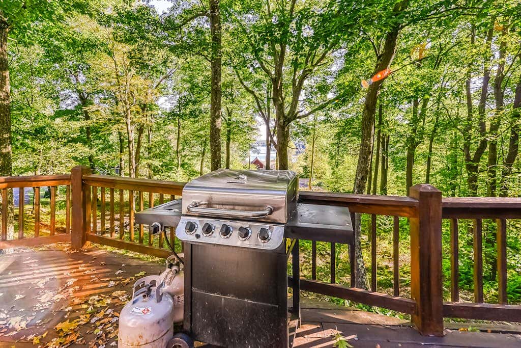 Rustic 5BR Home - HOT TUB & FIREPLACE - McHenry