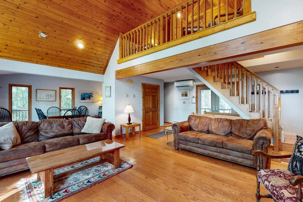 Rustic 5BR Home - HOT TUB & FIREPLACE - McHenry