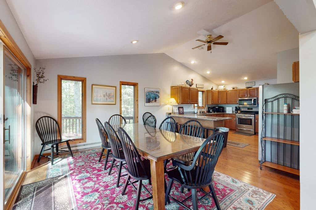 Rustic 5BR Home - HOT TUB & FIREPLACE - McHenry