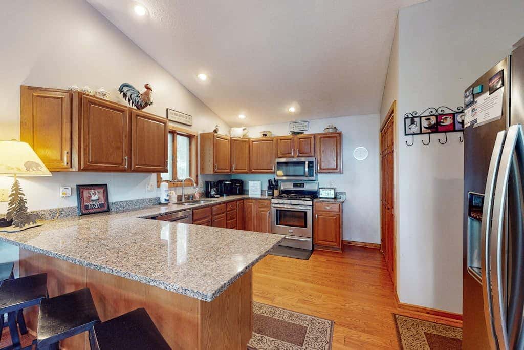Rustic 5BR Home - HOT TUB & FIREPLACE - McHenry