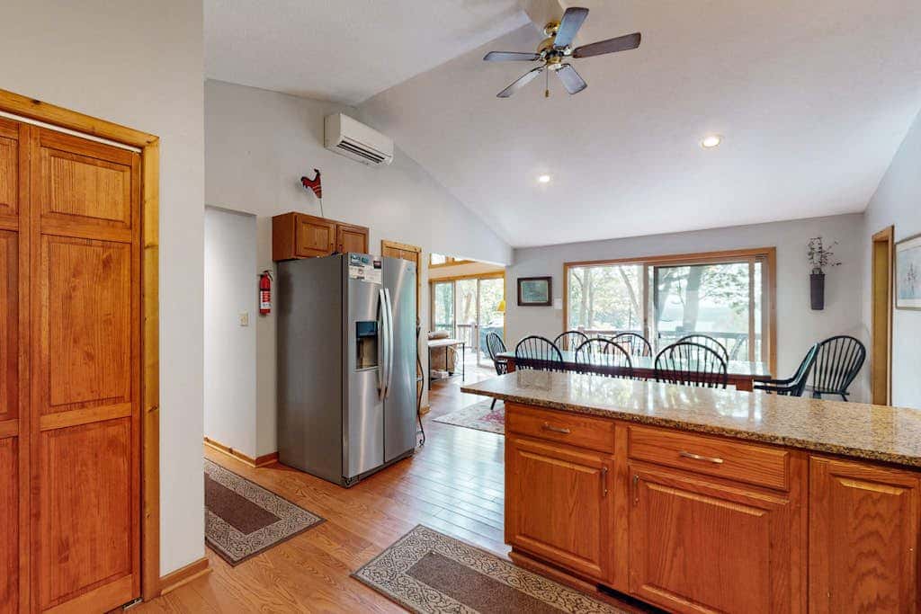 Rustic 5BR Home - HOT TUB & FIREPLACE - McHenry