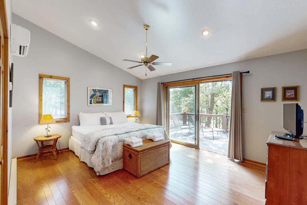 Rustic 5BR Home - HOT TUB & FIREPLACE - McHenry
