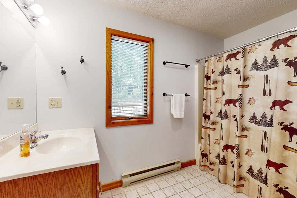 Rustic 5BR Home - HOT TUB & FIREPLACE - McHenry