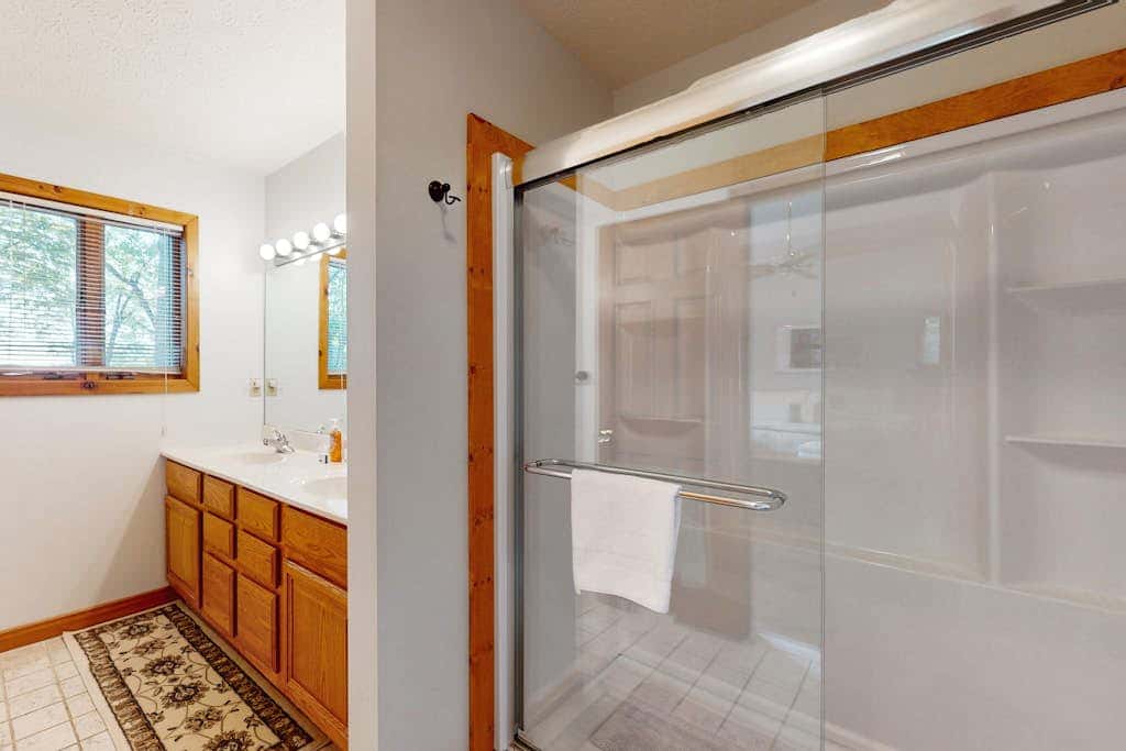 Rustic 5BR Home - HOT TUB & FIREPLACE - McHenry