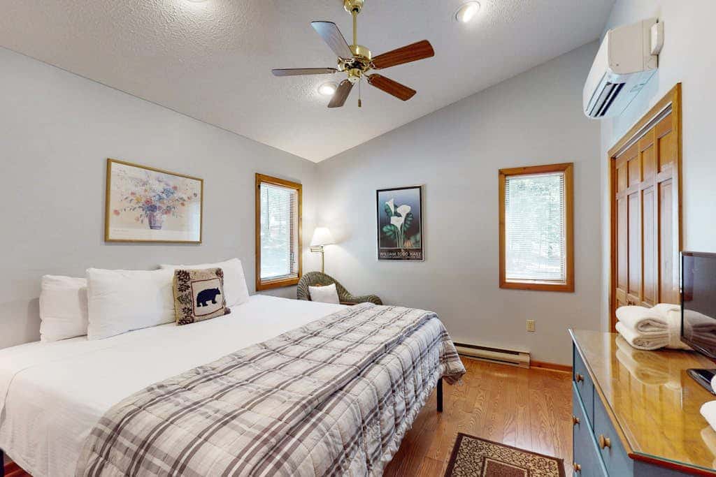 Rustic 5BR Home - HOT TUB & FIREPLACE - McHenry