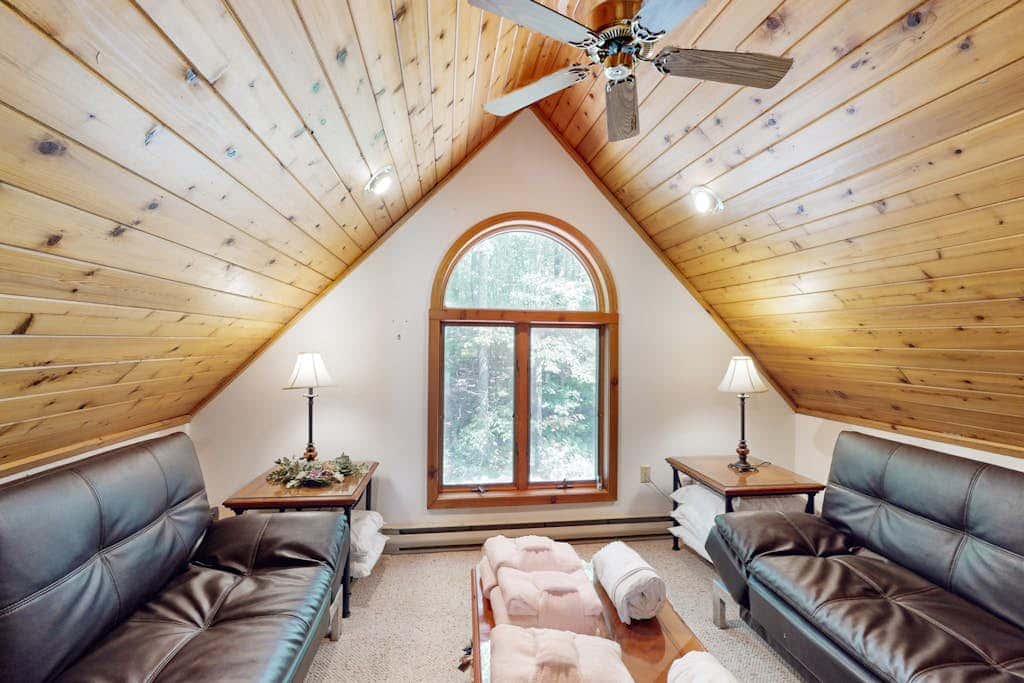 Rustic 5BR Home - HOT TUB & FIREPLACE - McHenry