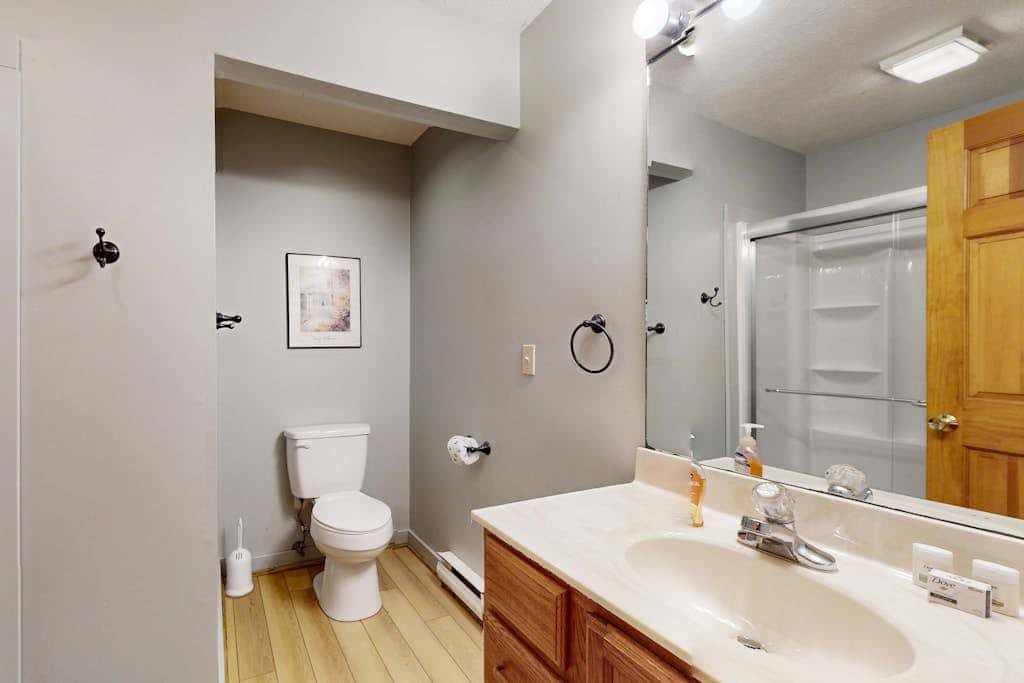 Rustic 5BR Home - HOT TUB & FIREPLACE - McHenry
