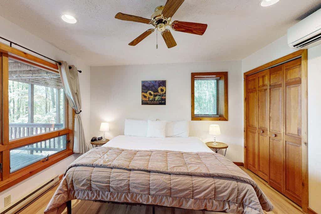 Rustic 5BR Home - HOT TUB & FIREPLACE - McHenry