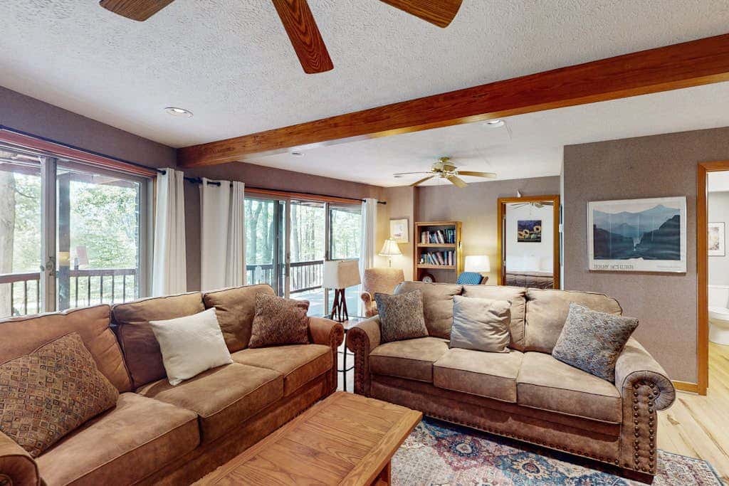 Rustic 5BR Home - HOT TUB & FIREPLACE - McHenry