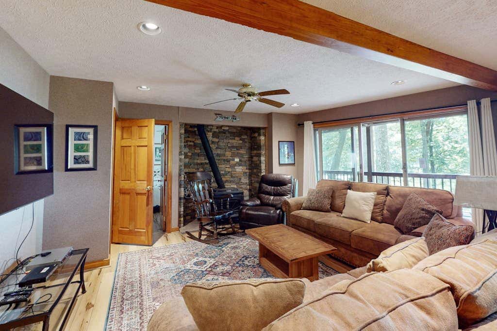 Rustic 5BR Home - HOT TUB & FIREPLACE - McHenry