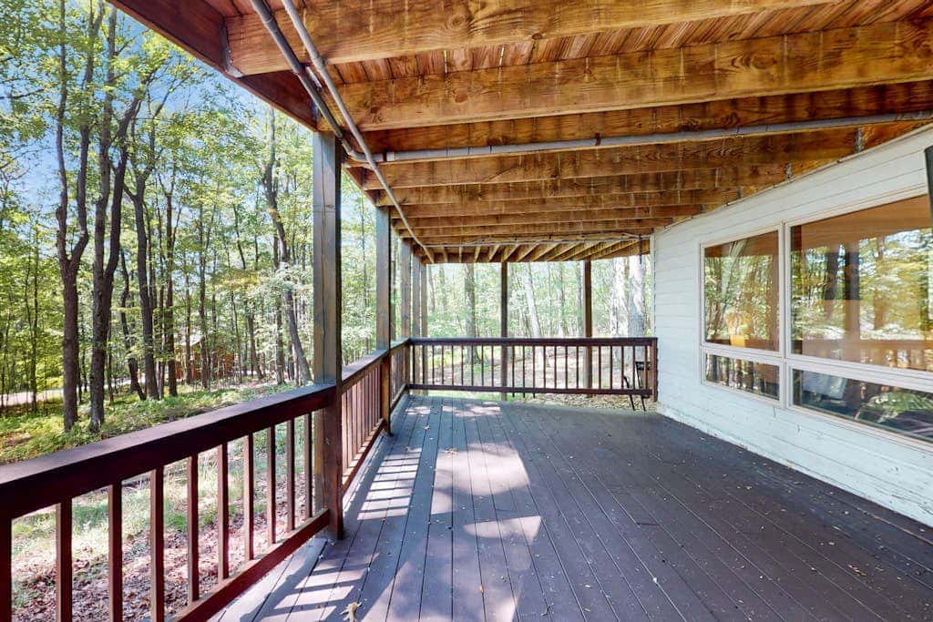 Rustic 5BR Home - HOT TUB & FIREPLACE - McHenry