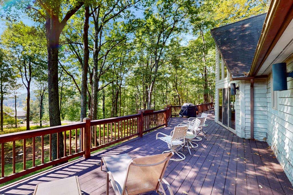 Rustic 5BR Home - HOT TUB & FIREPLACE - McHenry