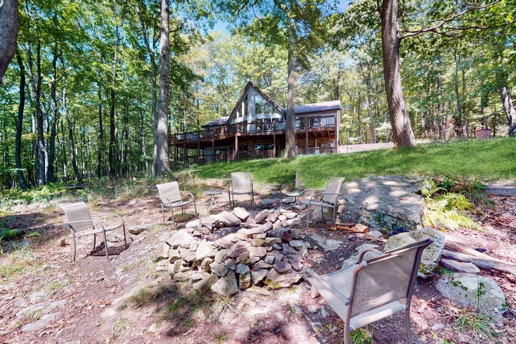 Rustic 5BR Home - HOT TUB & FIREPLACE - McHenry