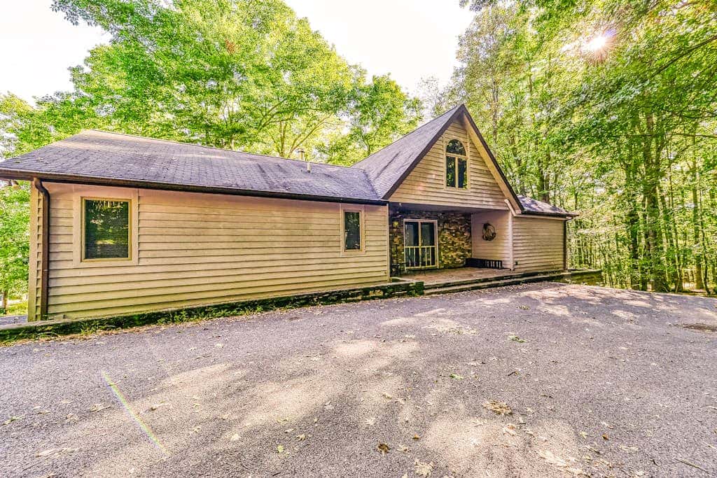 Rustic 5BR Home - HOT TUB & FIREPLACE - McHenry