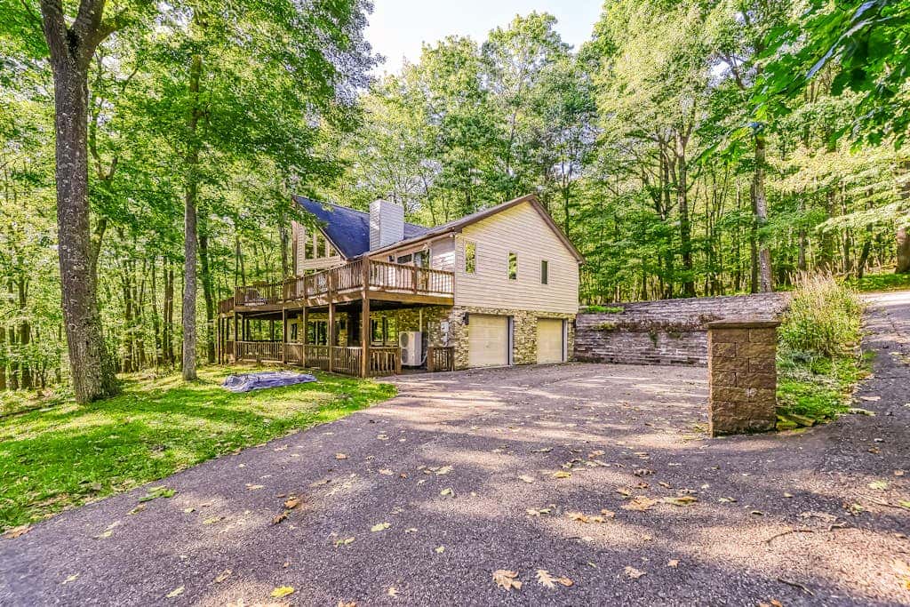 Rustic 5BR Home - HOT TUB & FIREPLACE - McHenry