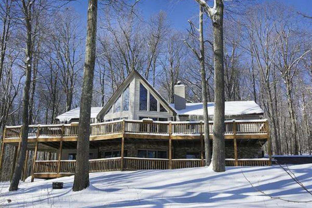 Rustic 5BR Home - HOT TUB & FIREPLACE - McHenry