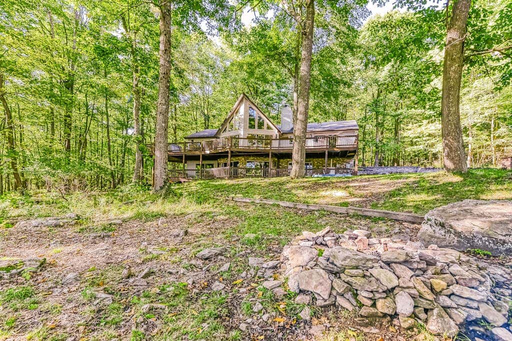 Rustic 5BR Home - HOT TUB & FIREPLACE - McHenry
