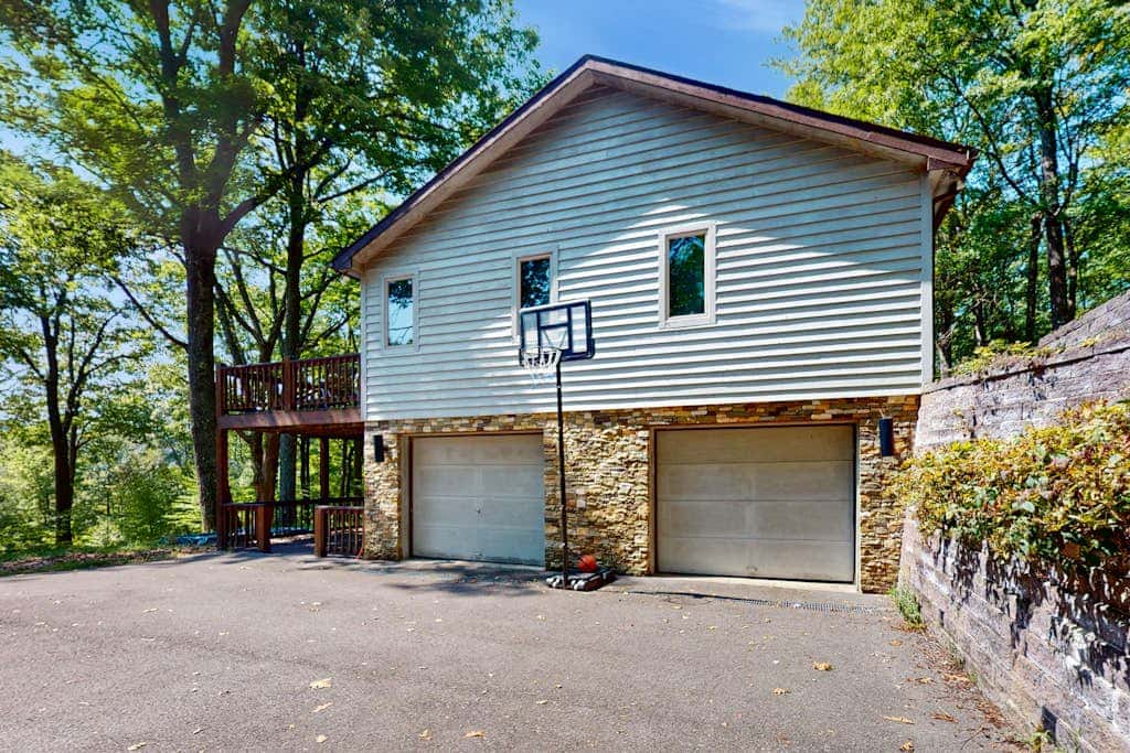 Rustic 5BR Home - HOT TUB & FIREPLACE - McHenry