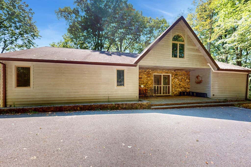 Rustic 5BR Home - HOT TUB & FIREPLACE - McHenry