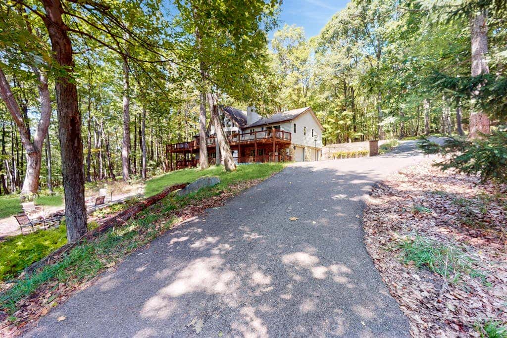 Rustic 5BR Home - HOT TUB & FIREPLACE - McHenry