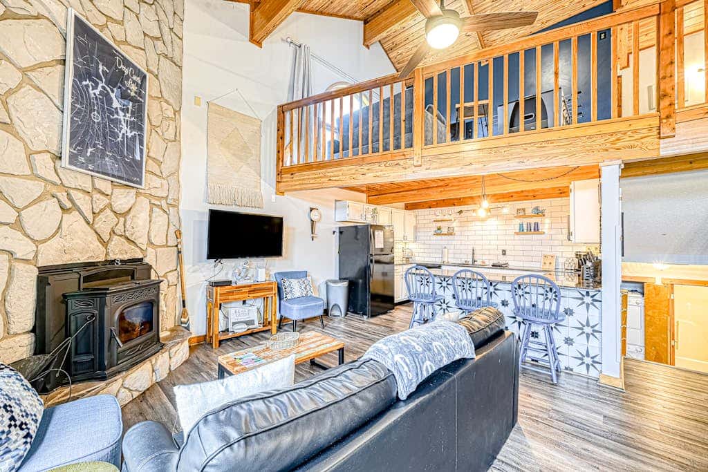 Modern Charming 3BR Condo - LAKE VIEW - McHenry