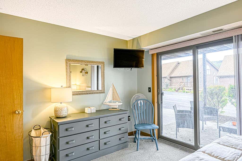 Modern Charming 3BR Condo - LAKE VIEW - McHenry