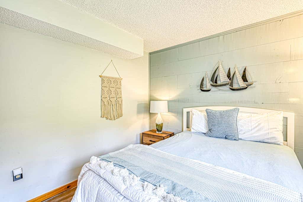 Modern Charming 3BR Condo - LAKE VIEW - McHenry