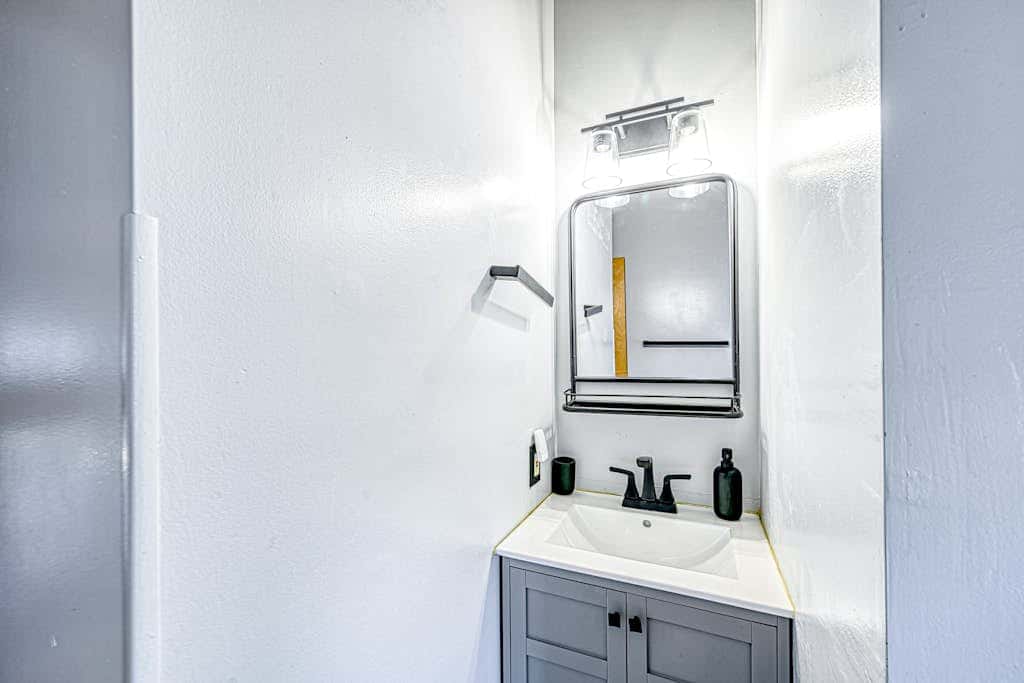 Modern Charming 3BR Condo - LAKE VIEW - McHenry