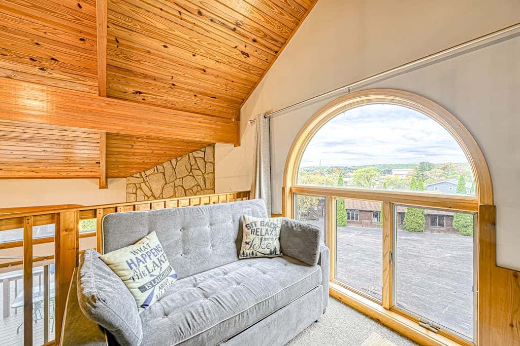 Modern Charming 3BR Condo - LAKE VIEW - McHenry