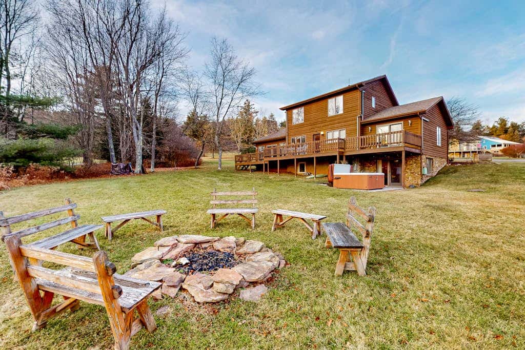 Charming 4BR Lodge - HOT TUB - Swanton