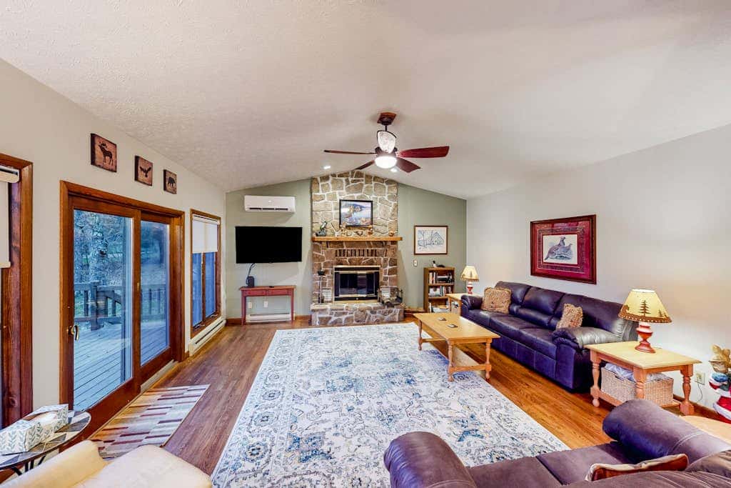 Charming 4BR Lodge - HOT TUB - Swanton