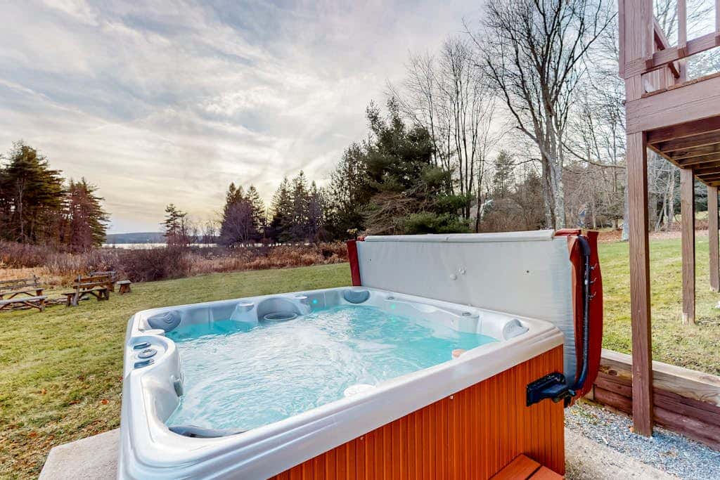 Charming 4BR Lodge - HOT TUB - Swanton