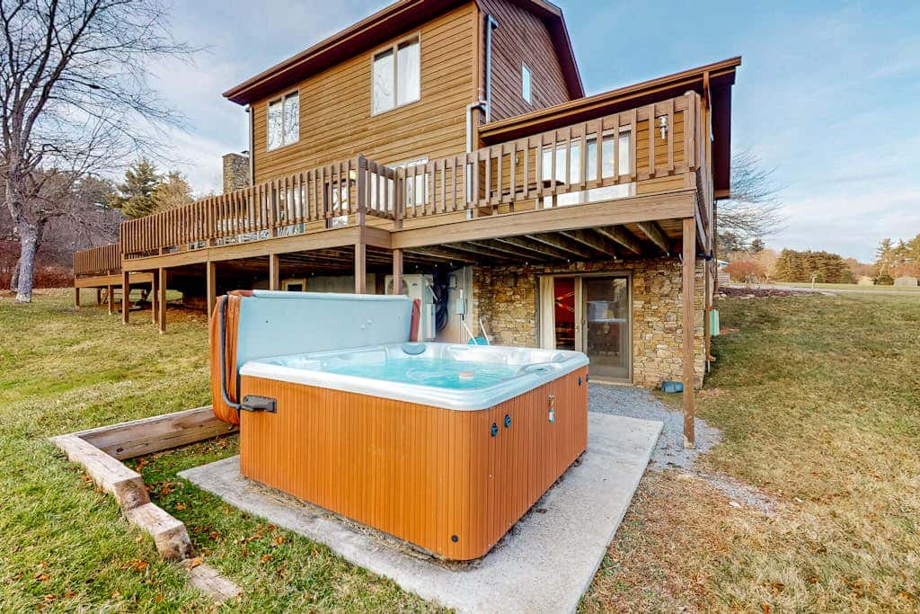 Charming 4BR Lodge - HOT TUB - Swanton