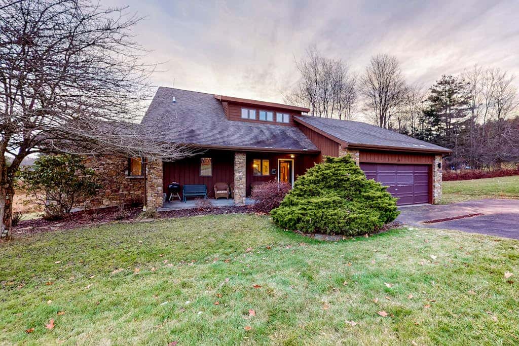 Charming 4BR Lodge - HOT TUB - Swanton