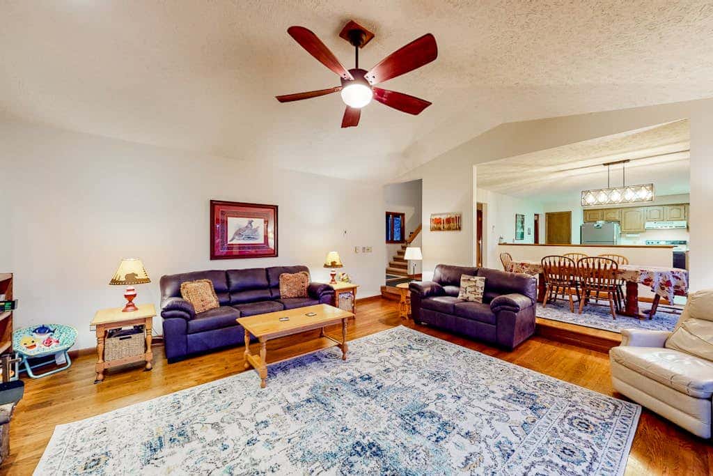 Charming 4BR Lodge - HOT TUB - Swanton