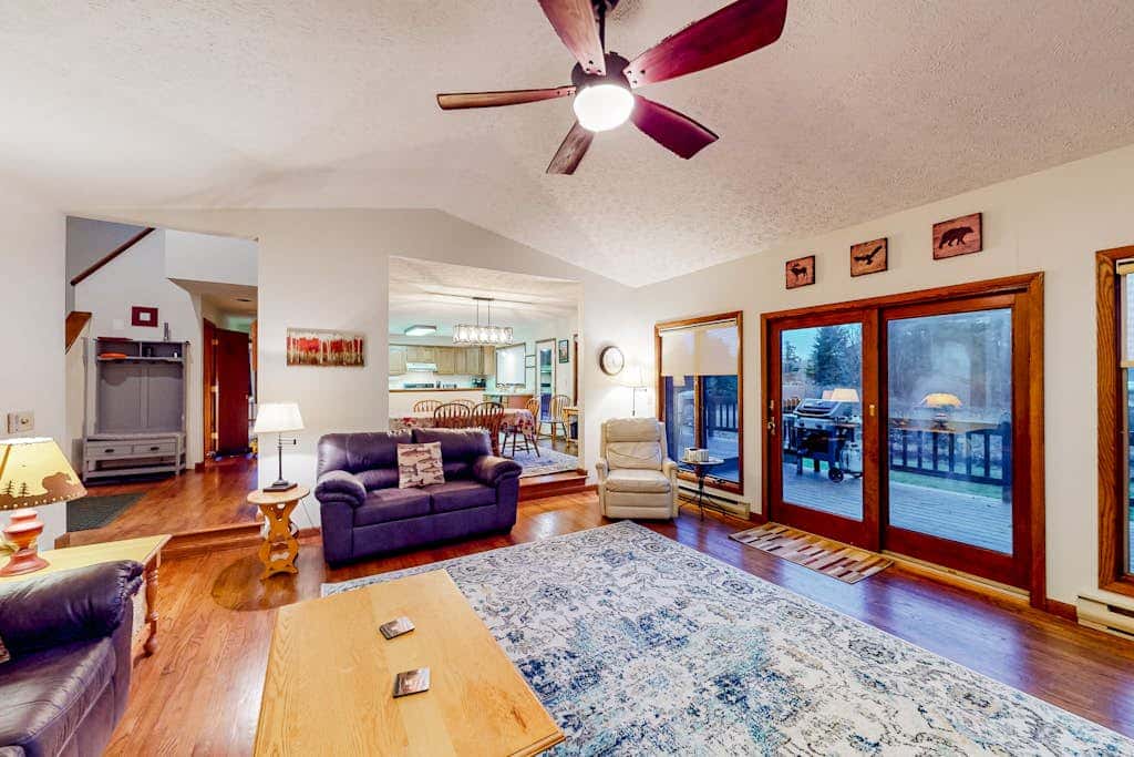 Charming 4BR Lodge - HOT TUB - Swanton