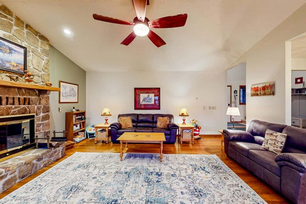 Charming 4BR Lodge - HOT TUB - Swanton