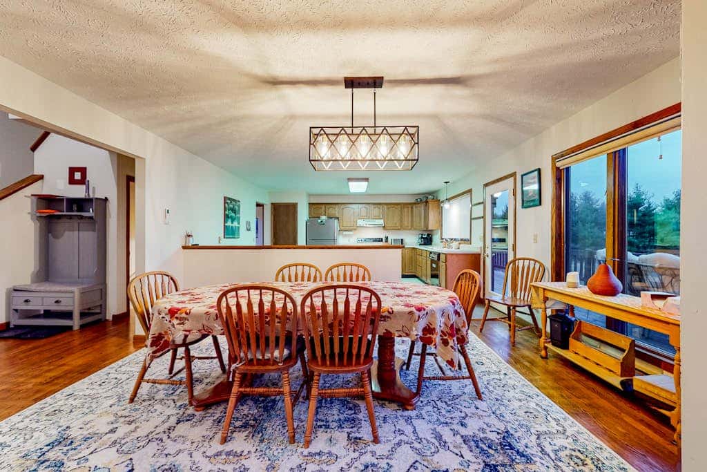 Charming 4BR Lodge - HOT TUB - Swanton
