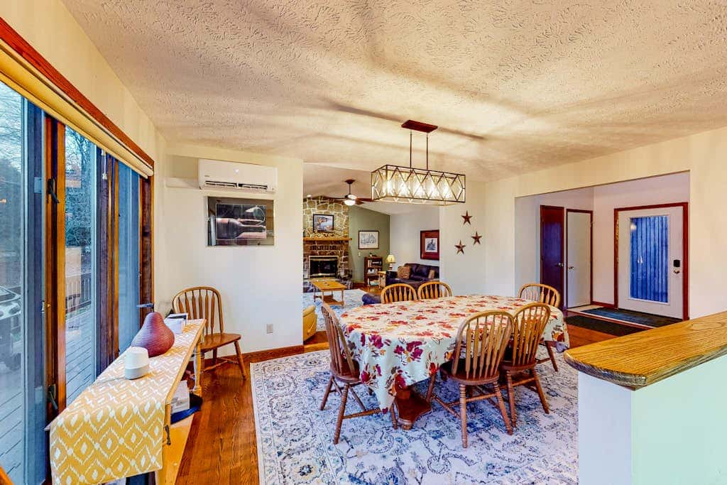 Charming 4BR Lodge - HOT TUB - Swanton