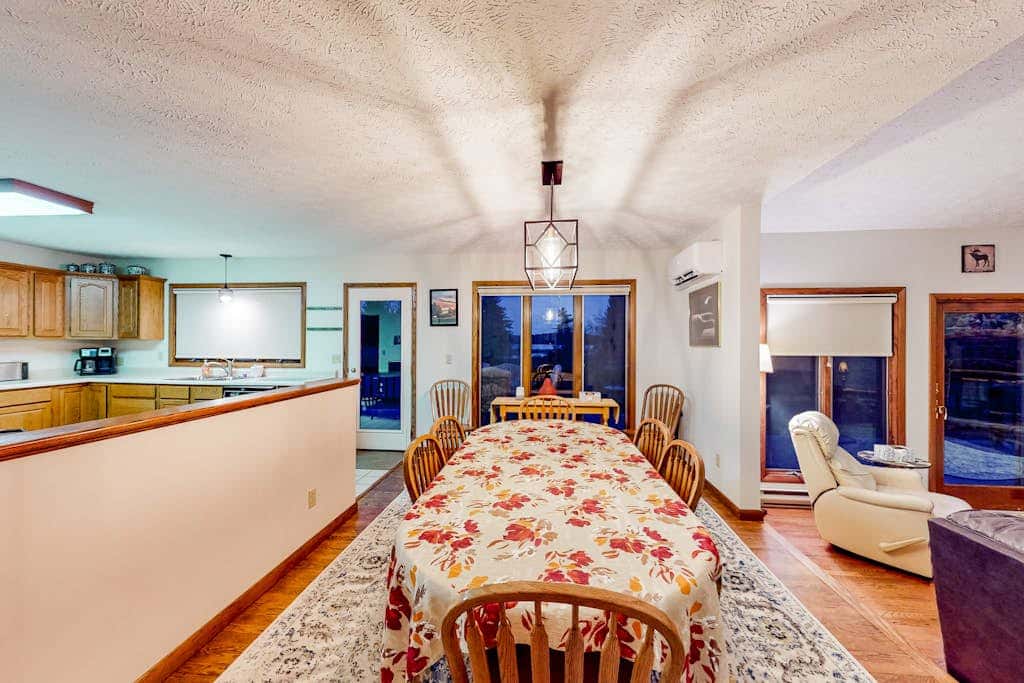 Charming 4BR Lodge - HOT TUB - Swanton
