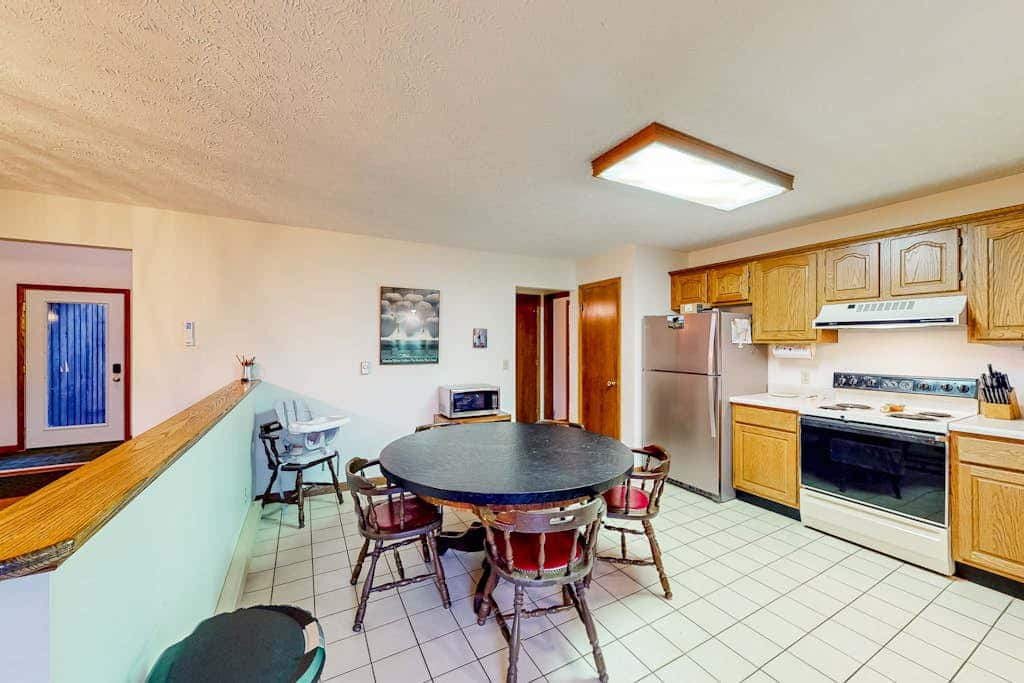 Charming 4BR Lodge - HOT TUB - Swanton