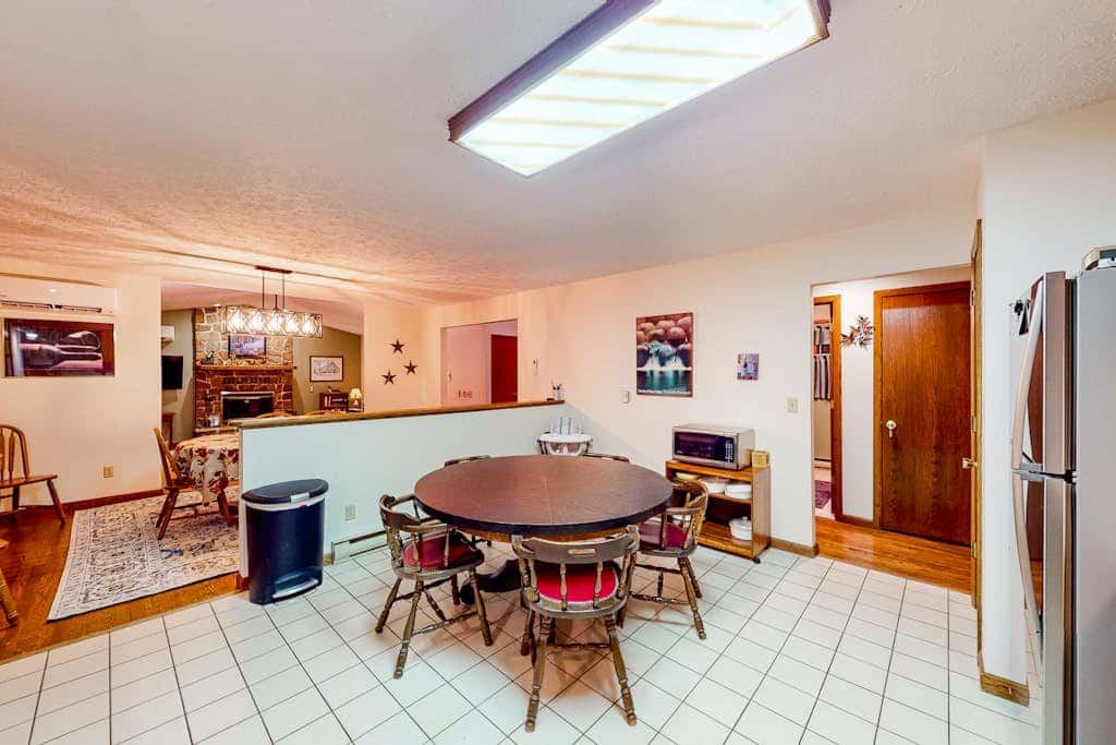 Charming 4BR Lodge - HOT TUB - Swanton