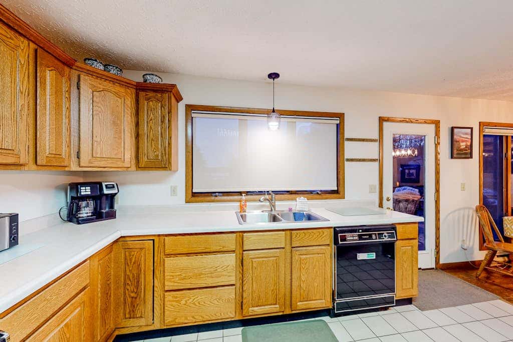 Charming 4BR Lodge - HOT TUB - Swanton