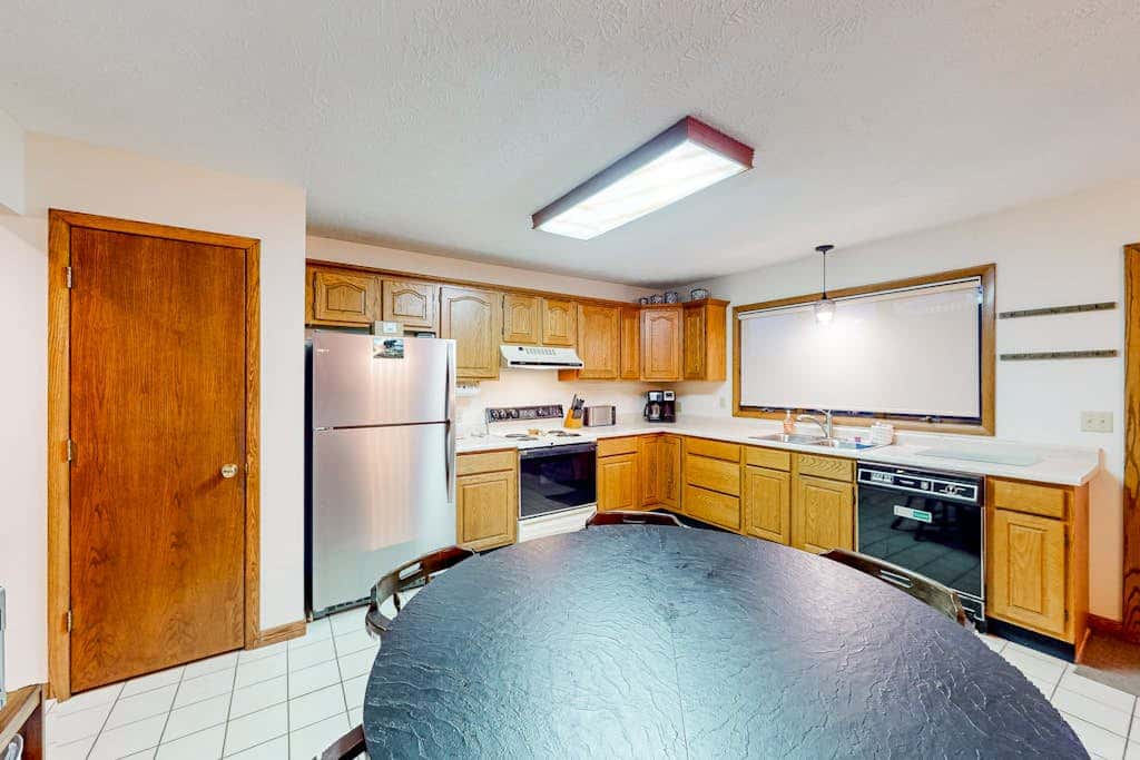 Charming 4BR Lodge - HOT TUB - Swanton
