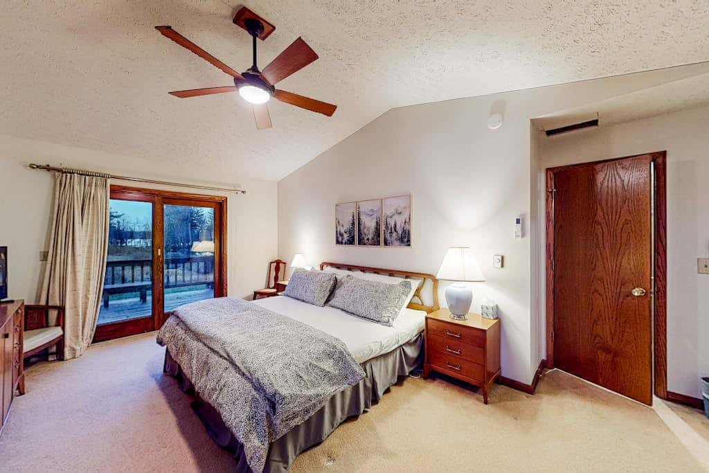 Charming 4BR Lodge - HOT TUB - Swanton