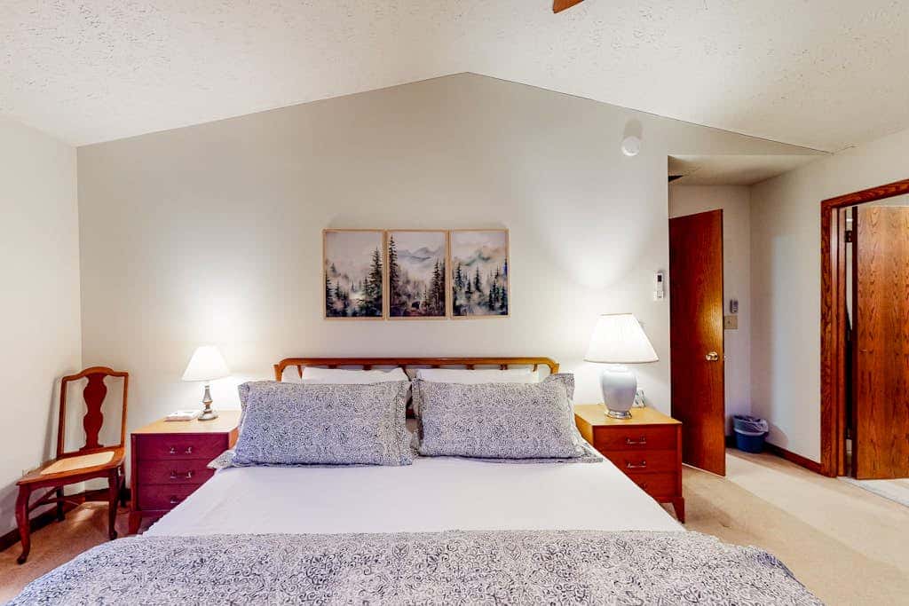 Charming 4BR Lodge - HOT TUB - Swanton