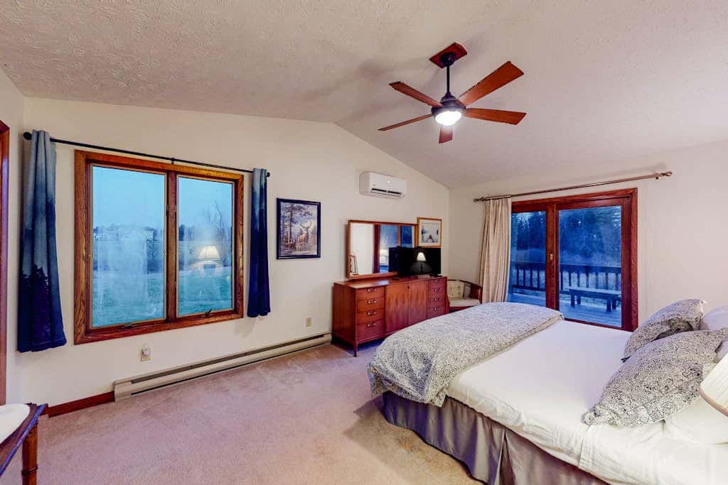 Charming 4BR Lodge - HOT TUB - Swanton