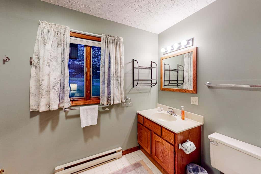 Charming 4BR Lodge - HOT TUB - Swanton