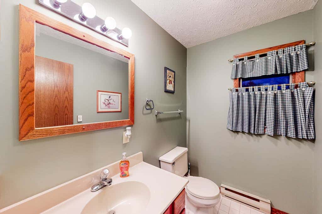 Charming 4BR Lodge - HOT TUB - Swanton